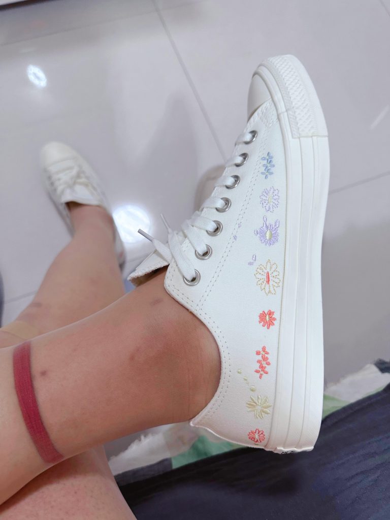 丝袜搭配白色帆布鞋正面效果 / Stockings with white canvas shoes front view