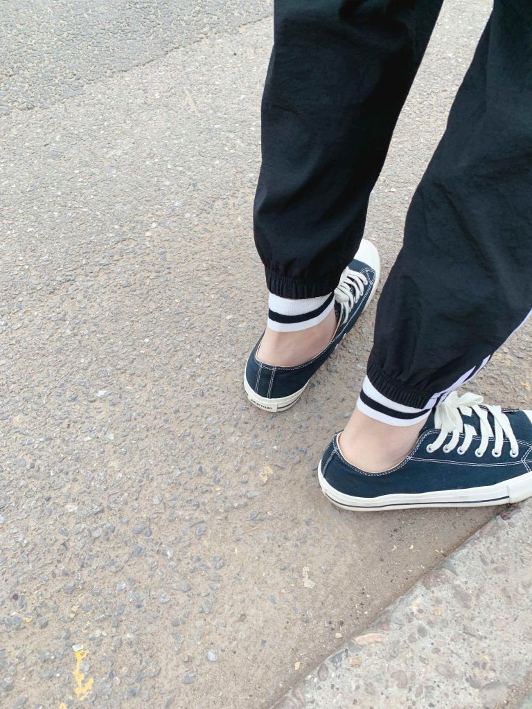 蓝色帆布鞋与丝袜整体穿搭效果 / Overall blue canvas shoes and stockings outfit