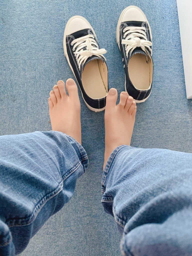 黑色帆布鞋搭配丝袜外出穿搭 / Outdoor stockings outfit with black canvas shoes