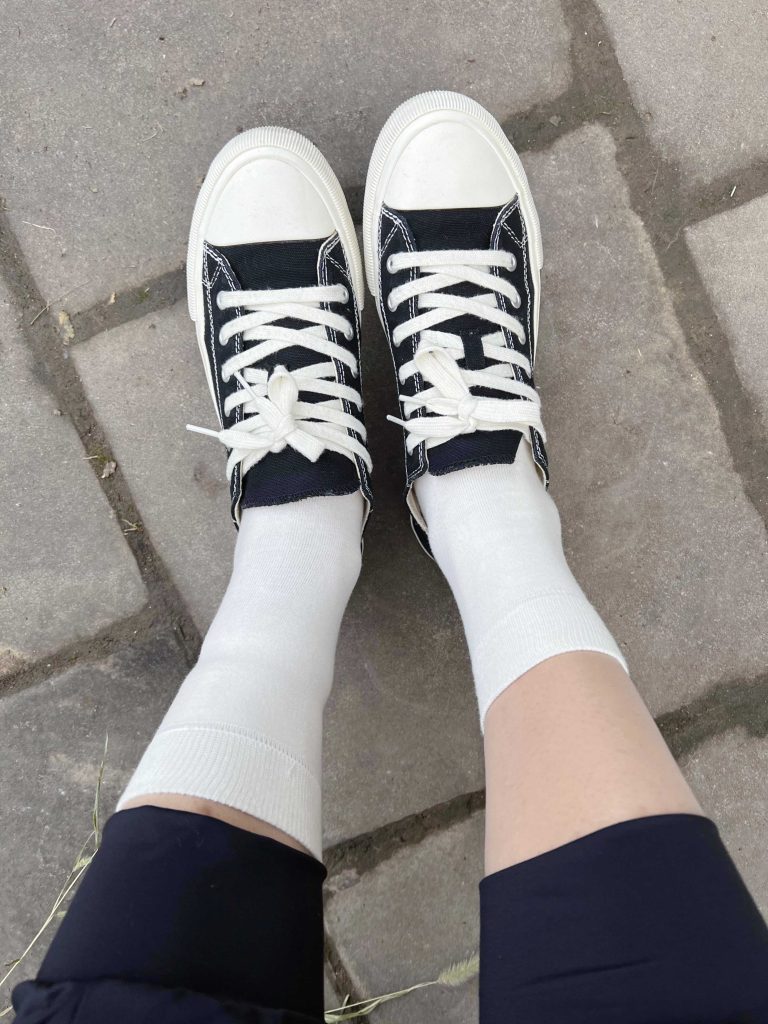 丝袜与黑色帆布鞋整体效果 / Overall stockings and black canvas shoes outfit