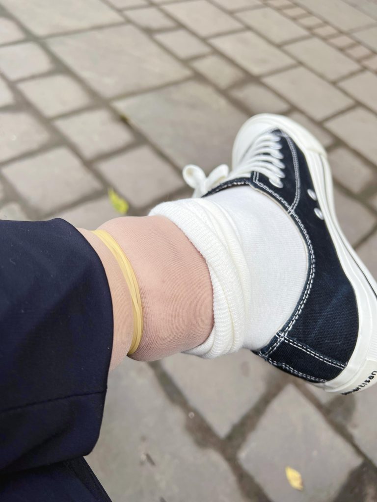 黑色帆布鞋丝袜腿部展示 / Black canvas shoes with stockings leg view