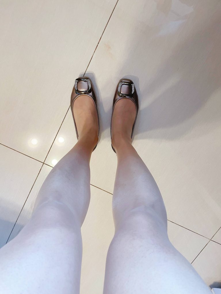 方扣浅口平底鞋搭配丝袜 / Buckle flats with stockings