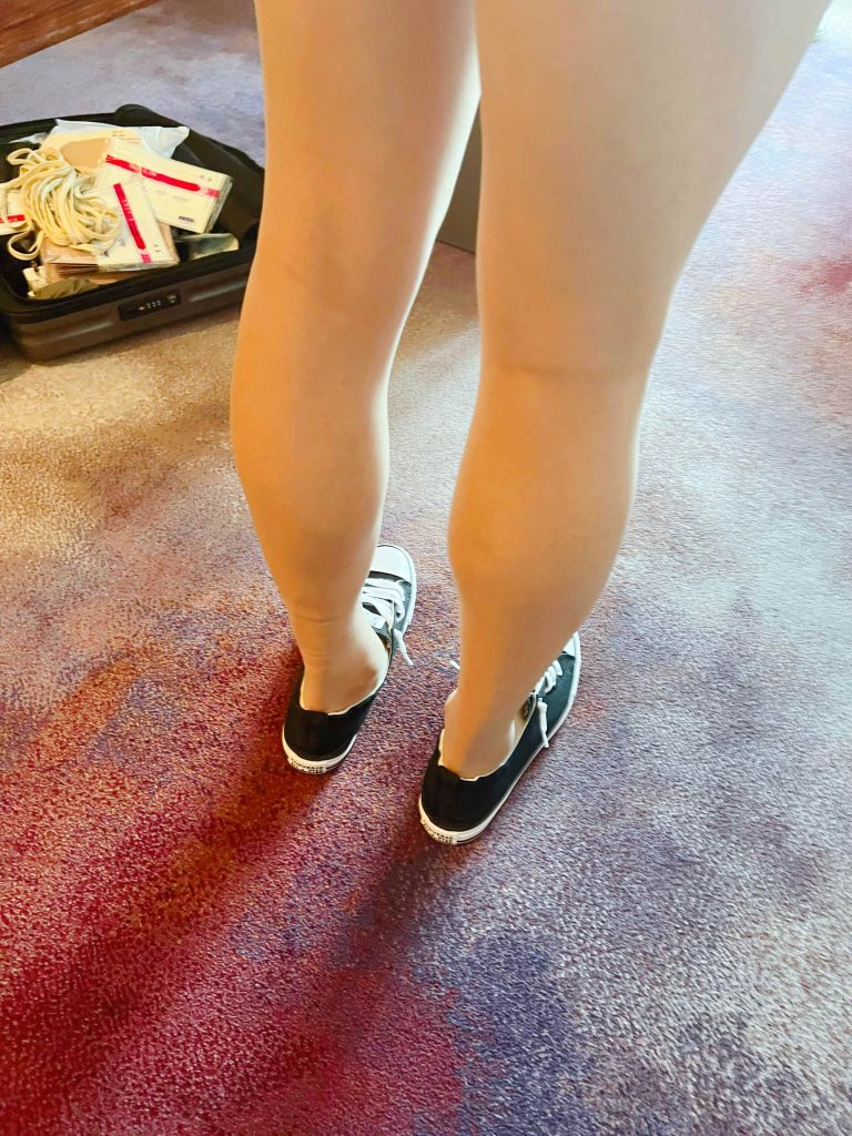 丝袜搭配黑色帆布鞋近距离细节 / Close-up of stockings with black canvas shoes