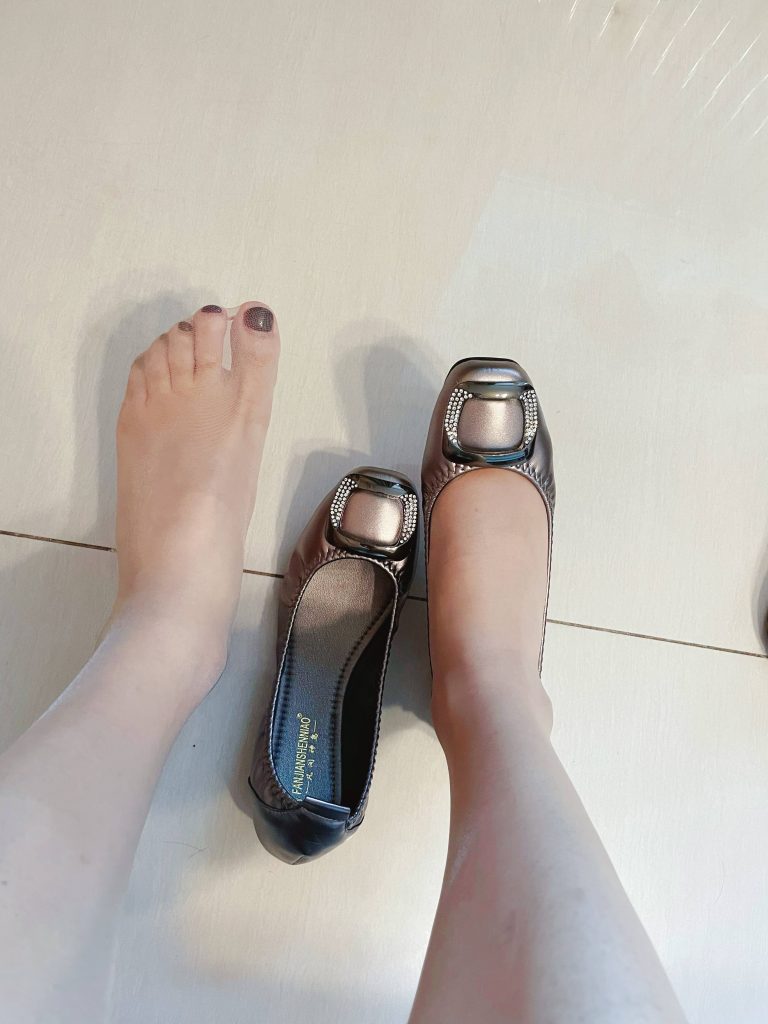 方扣浅口平底鞋与丝袜腿部穿搭 / Buckle low-cut flats with stockings