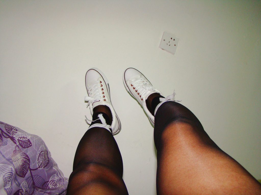 丝袜穿搭白色帆布鞋侧面效果 / Stockings with white canvas shoes side view