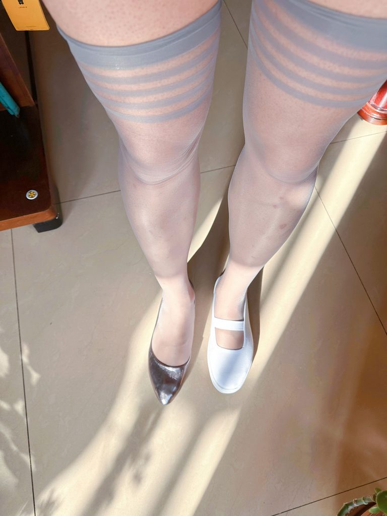 长筒袜与护士鞋侧面细节 / Stockings with nurse shoes side view