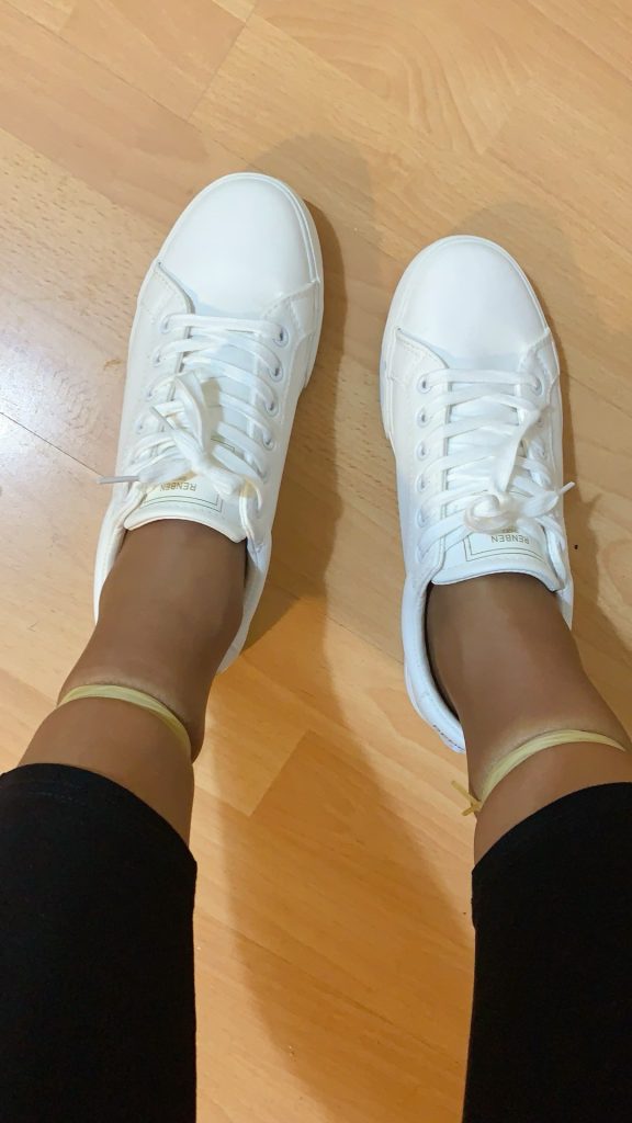 肉色丝袜搭配白色休闲鞋 / Nude stockings with white sneakers