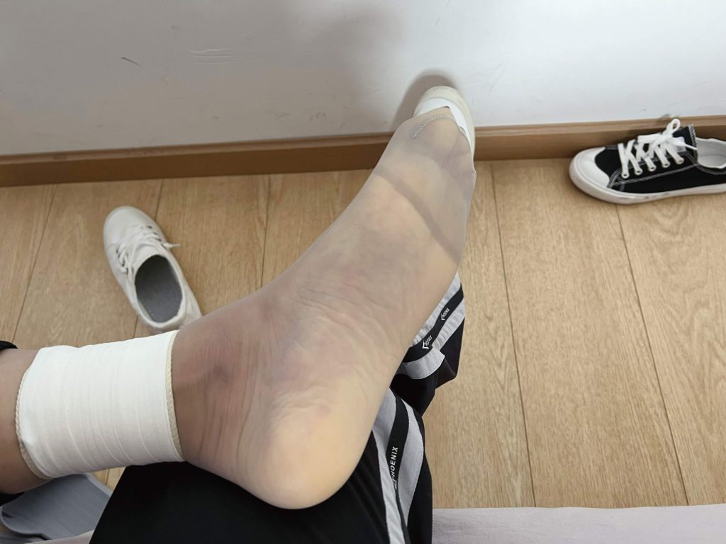 丝袜小白鞋与左腿紧缚侧面效果 / Side view of stockings, white sneakers and tight left leg bondage
