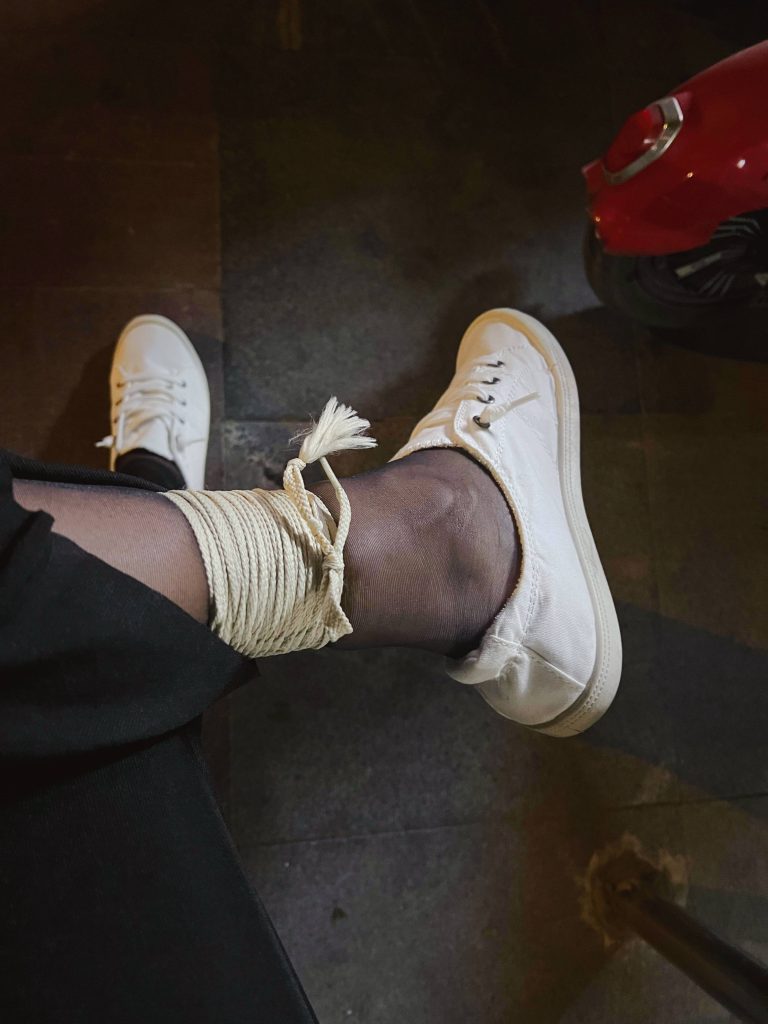 腿部紧缚后脚丫发紫变化 / Purple foot discoloration after tight leg bondage