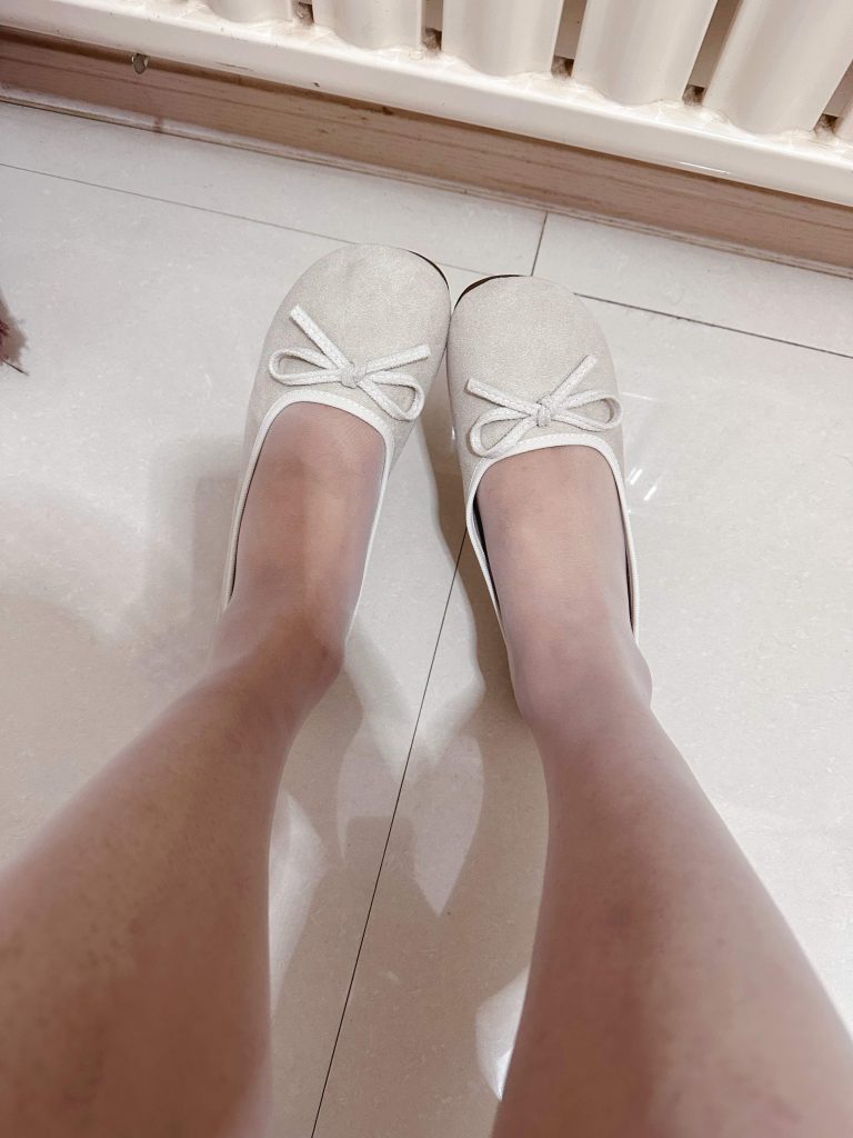 经典鞋袜搭配平底鞋细节 / Classic stockings and flat shoes detail