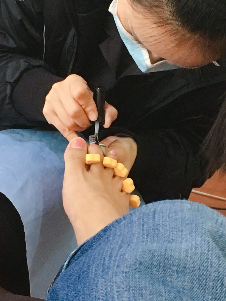 男生脚趾甲涂美甲颜色 / Man getting toenail polish