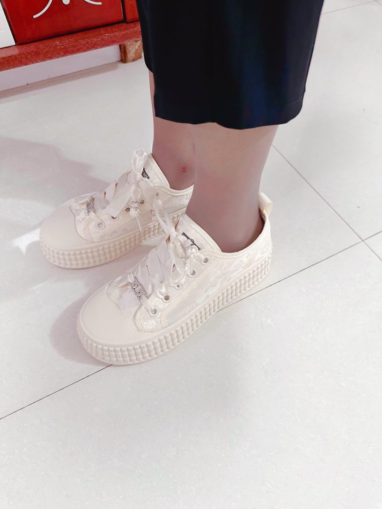 白色帆布鞋与丝袜腿部穿搭 / White canvas shoes and stockings leg outfit