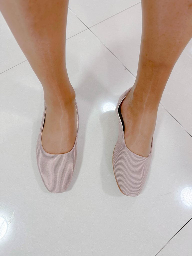 丝袜搭配针织浅口平底鞋正面效果 / Stockings with knit flats front view
