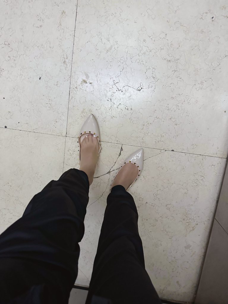铆钉浅口平底鞋与丝袜细节 / Studded low-cut flats with stockings detail