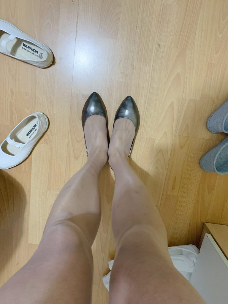 银色浅口平底鞋丝袜腿部展示 / Silver low-cut flats with stockings leg view