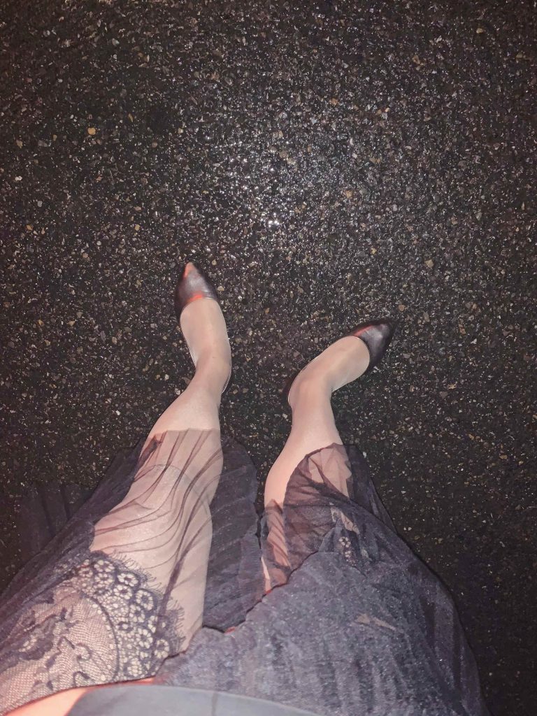 丝袜搭配银色平底鞋近距离细节 / Close-up of stockings with silver flats