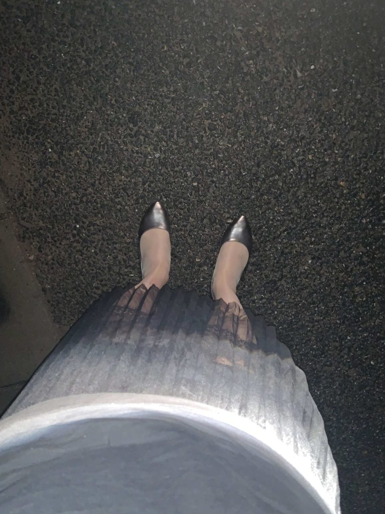 银色平底鞋与丝袜鞋头细节 / Silver flats and stockings toe detail
