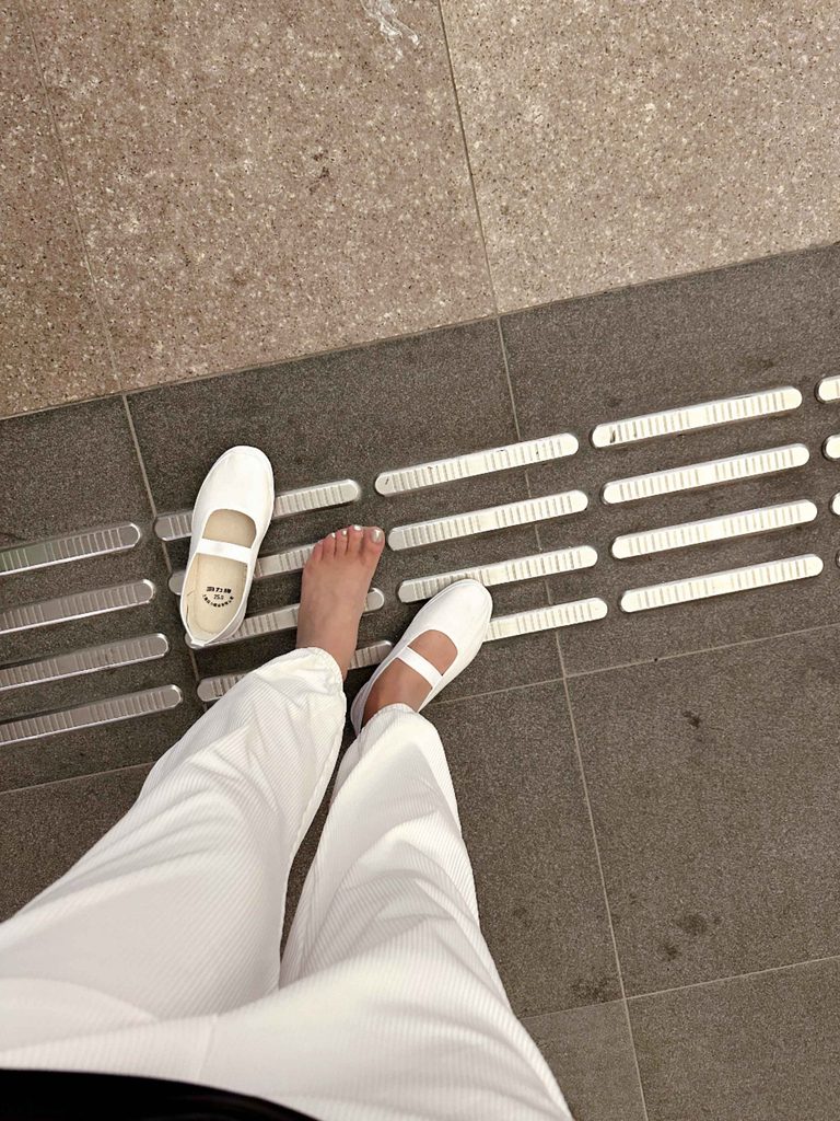 香港街头丝袜美甲与平底舞蹈鞋 / Stockings, pedicure and flat dance shoes in Hong Kong