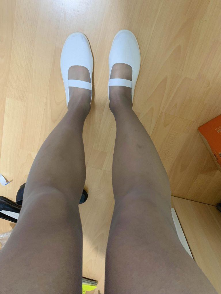 白一带浅口布鞋与丝袜穿搭 / White strap fabric flats with stockings