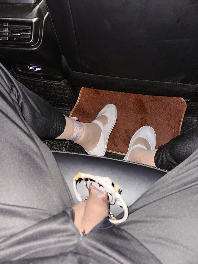 旅行途中丝袜鞋履搭配造型 / Travel outfit with stockings and footwear