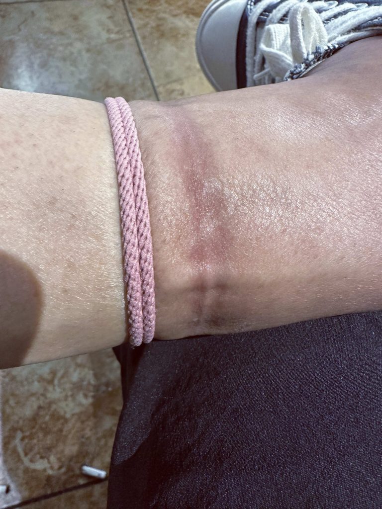 腿部束缚与脚部细节 / Leg bondage and foot detail