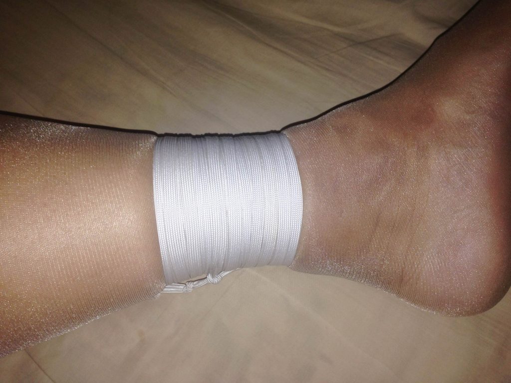 丝袜紧缚后的腿部与脚部状态 / Leg and foot detail after tight bondage under stockings