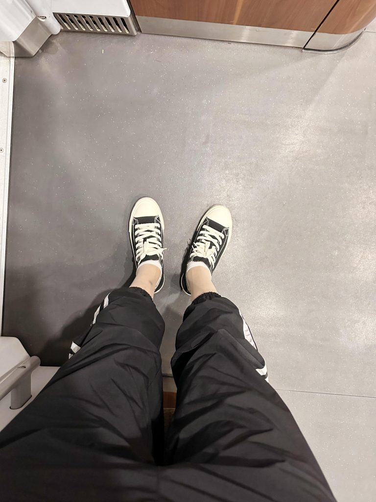 黑色帆布鞋与丝袜腿部穿搭 / Black canvas shoes and stockings leg outfit