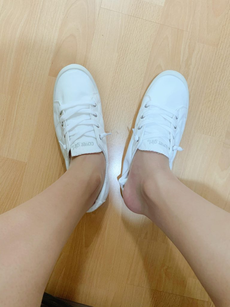 灰色丝袜与小白鞋鞋袜搭配 / Gray stockings with white sneakers