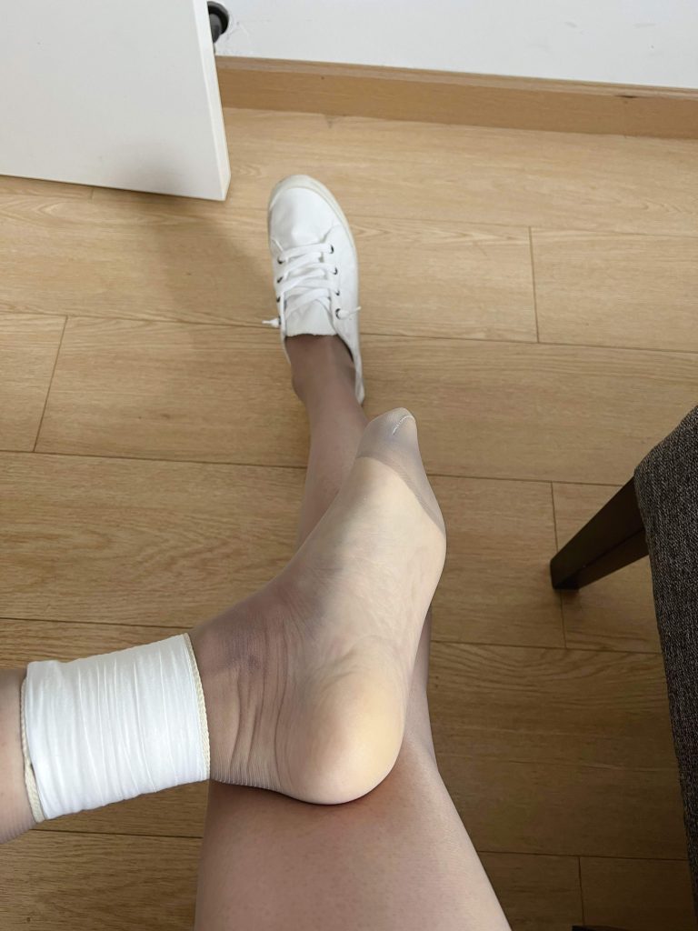 左腿捆绑后的丝袜腿部细节 / Stockings and left leg bondage detail