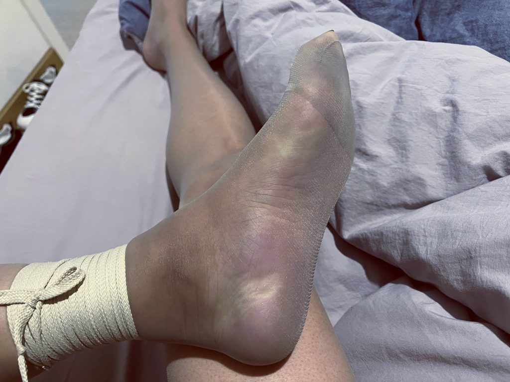 左腿极限捆绑与脚部发紫 / Extreme left leg bondage with purple foot