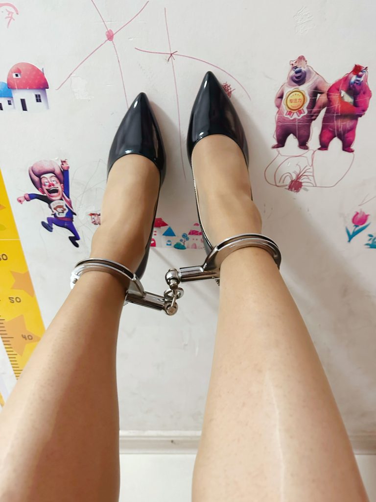 高跟鞋与油亮丝袜腿部线条 / High heels with glossy stockings leg view