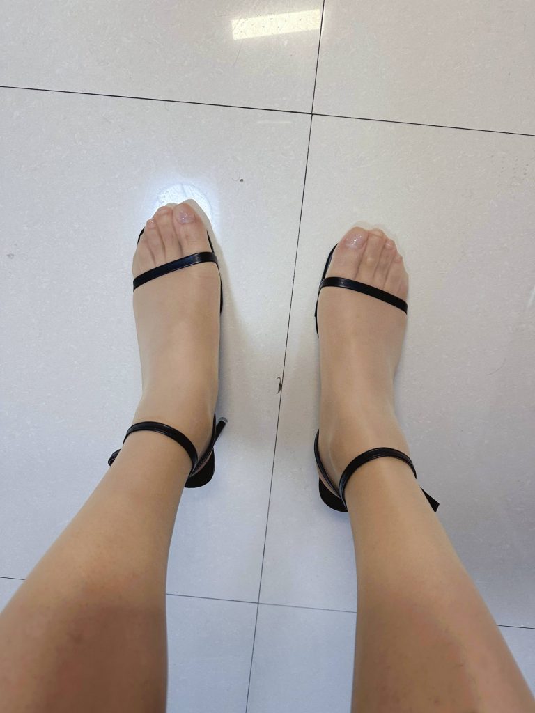 丝袜配女士凉鞋日常穿搭 / Everyday stockings with women's sandals