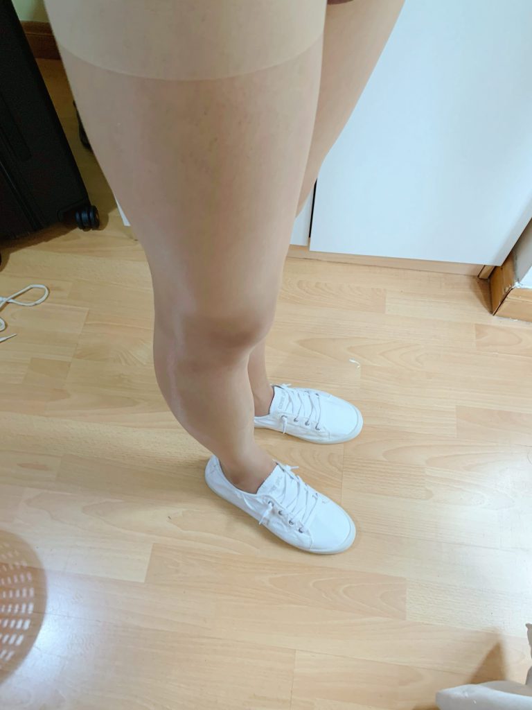 油亮丝袜搭配小白鞋 / Glossy stockings with white sneakers