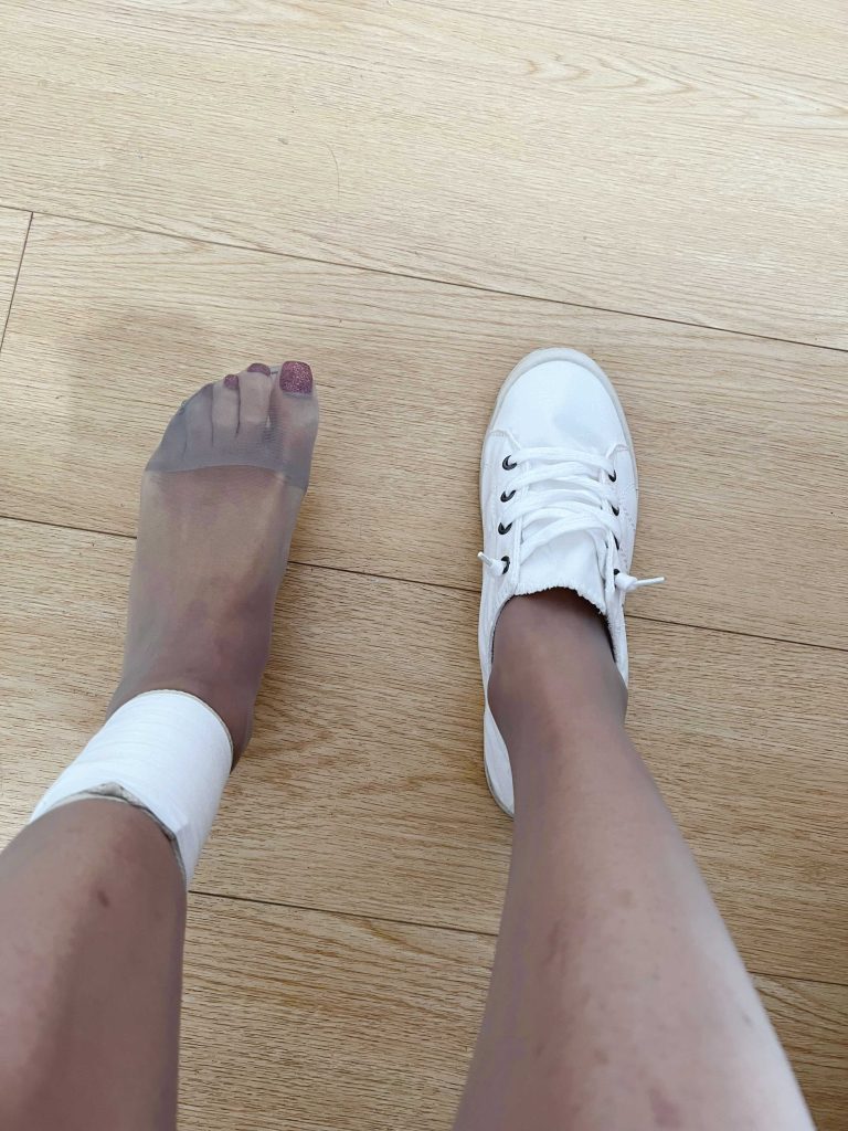 小白鞋搭配丝袜与单腿紧缚 / White sneakers with stockings and single-leg bondage