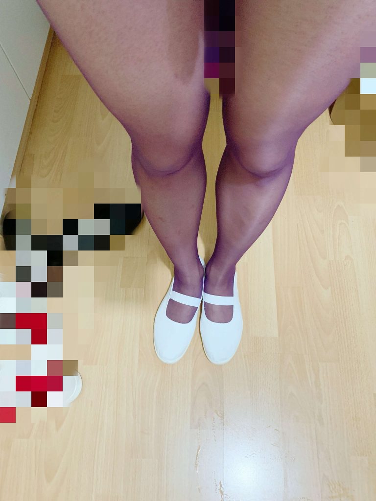 丝袜搭配白色护士鞋款式平底鞋 / Stockings with white nurse-style flats