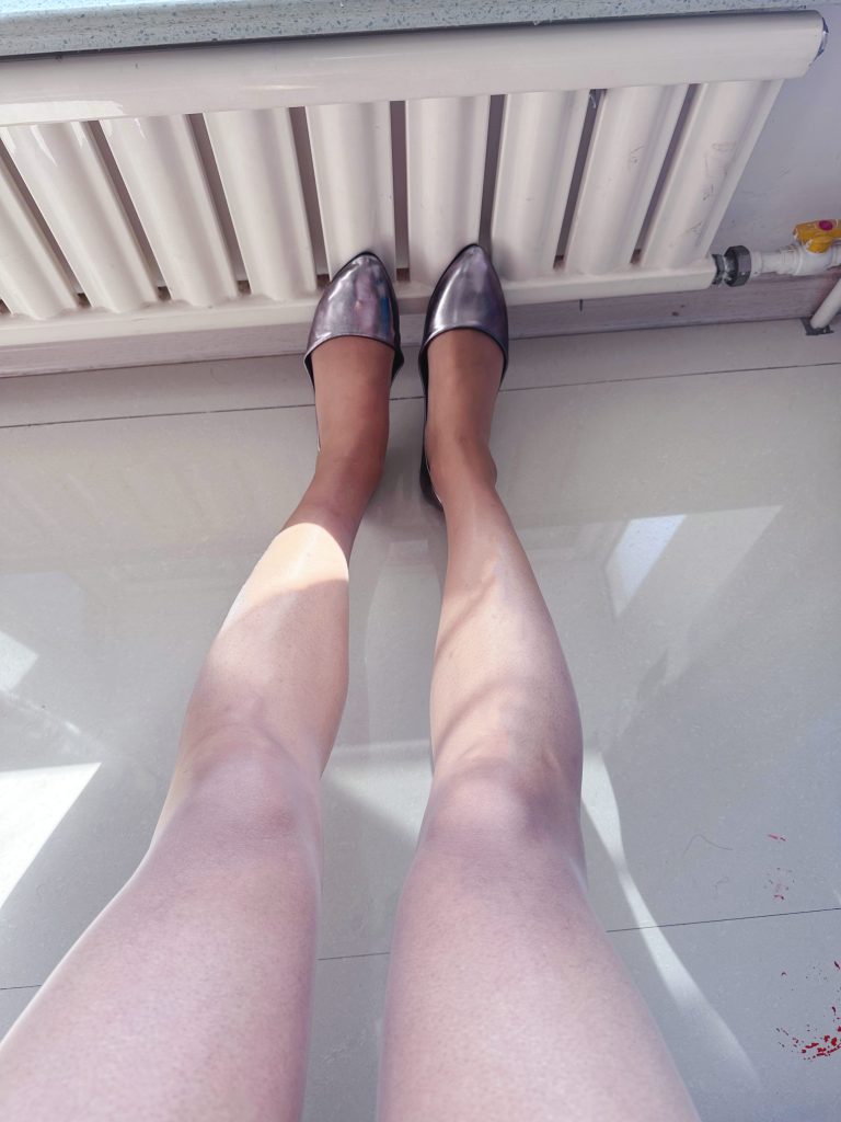 丝袜配银色平底鞋日常穿搭 / Everyday stockings with silver flats