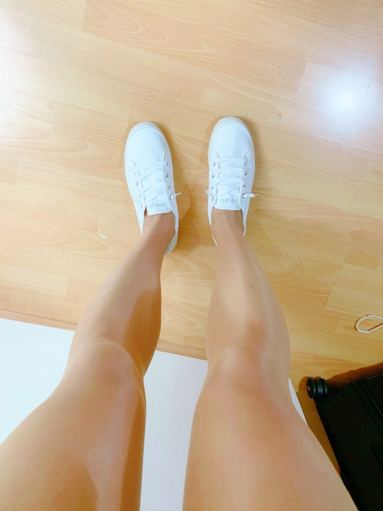 丝袜配小白鞋日常休闲穿搭 / Casual stockings with white sneakers