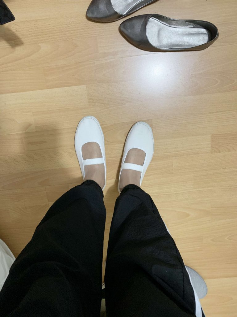 怀旧白一带舞蹈鞋丝袜穿搭｜80、90后的经典白布鞋回忆