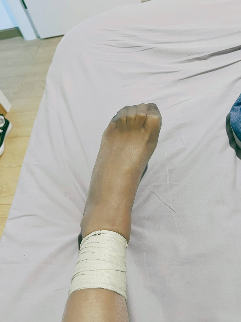 绳索勒紧左腿后的脚部细节 / Foot detail after tight left leg bondage