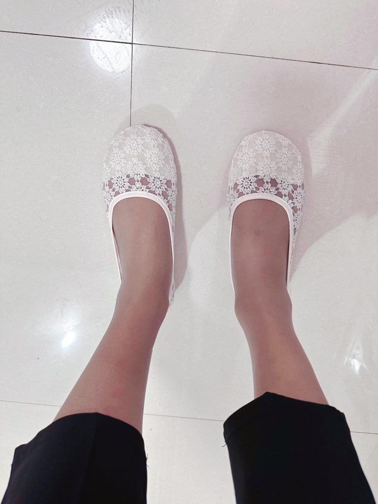 针织浅口平底鞋与丝袜细节 / Knit low-cut flats with stockings detail