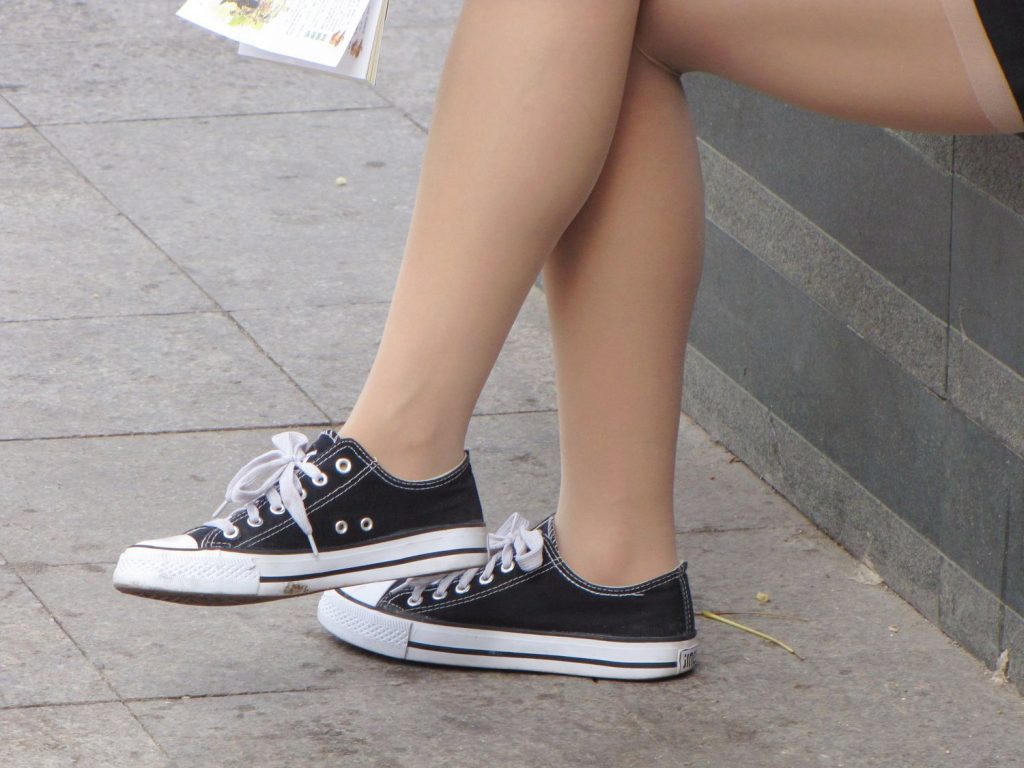 丝袜配黑色帆布鞋日常穿搭 / Everyday stockings with black canvas shoes