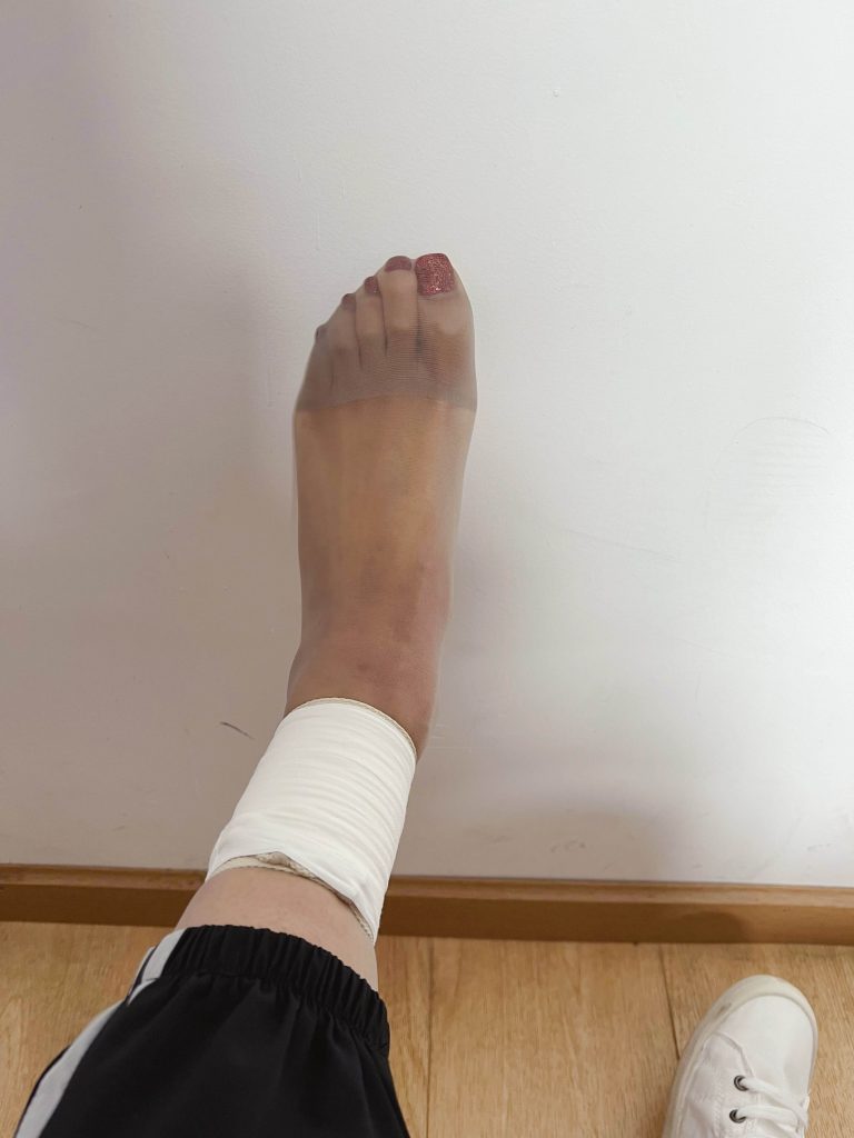 丝袜小白鞋左腿束缚整体效果 / Overall stockings, white sneakers and left leg bondage