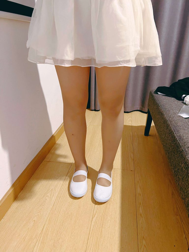 白色松紧带舞蹈鞋丝袜侧面效果 / White elastic strap dance shoes with stockings side view