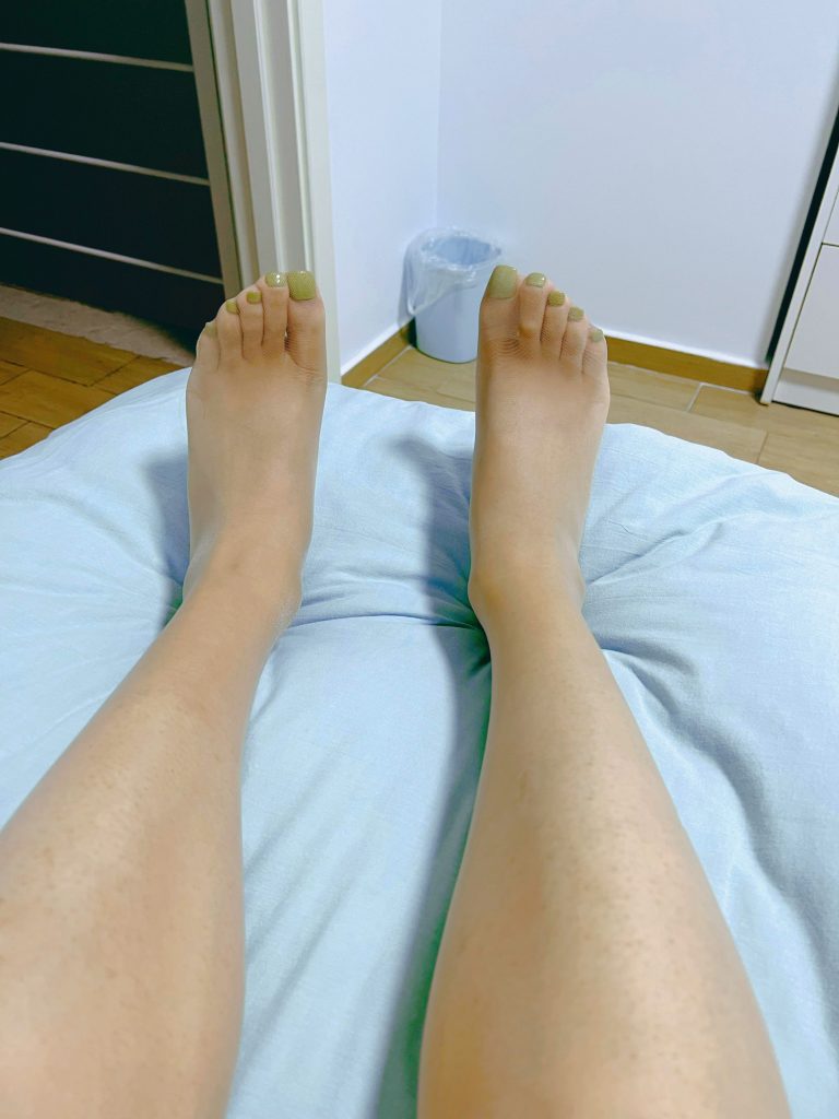 绿色脚趾美甲清新色彩展示 / Green toenail art with fresh color style