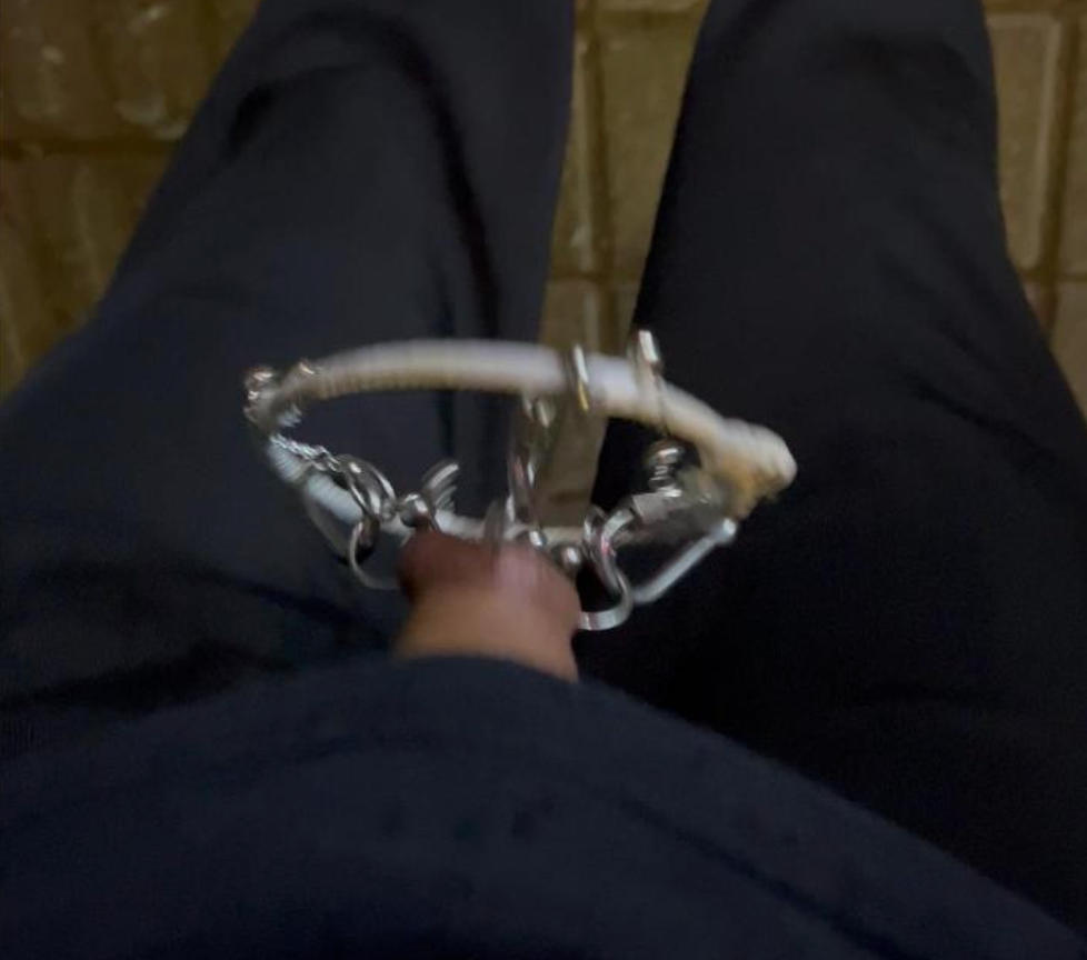 开裆裤露出包皮穿孔铃铛｜户外行走时一直担心被发现