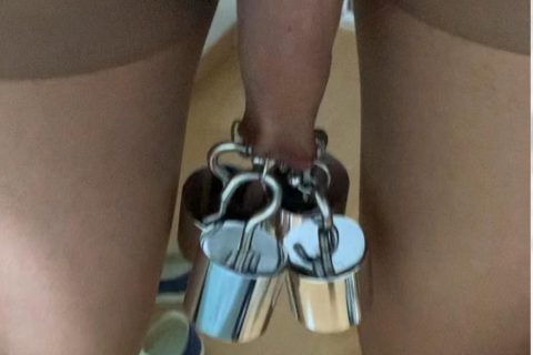 包皮四环负重拉伸与下蹲状态 / Weighted stretching of four foreskin piercing rings during squatting