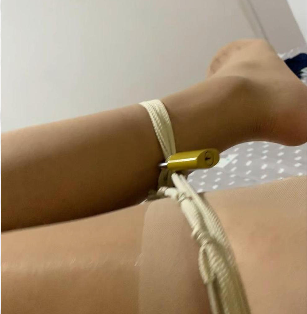 锁住的时间｜双腿束缚后等待钥匙冰冻融化的煎熬