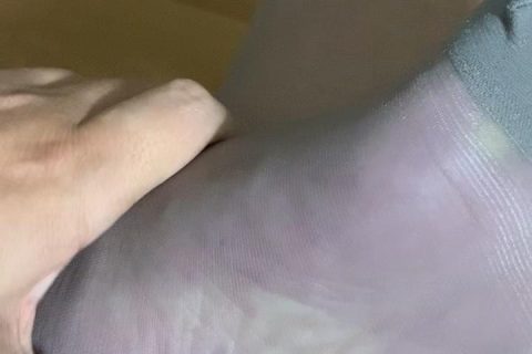 左腿长时间折绑后的脚部颜色变化与包皮环 / Foot discoloration after prolonged left leg bondage with foreskin ring
