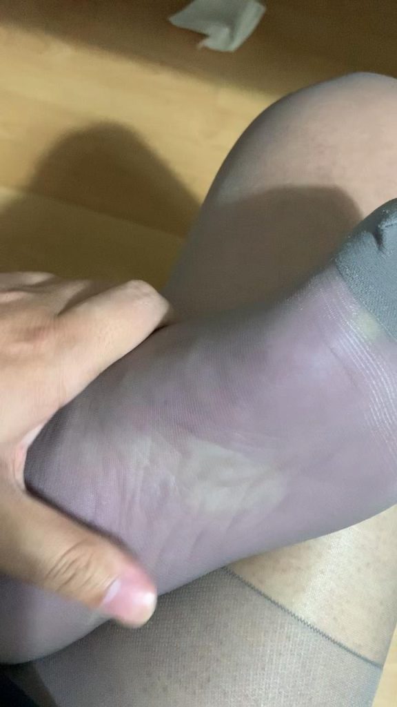 左腿折绑12小时后的脚部变色｜单腿跳动与包皮环晃动的SM记录