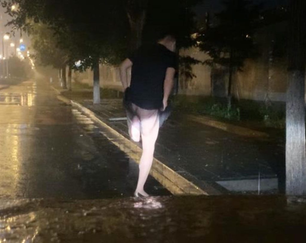 左腿折绑夜间外出｜单腿蹦跳、站立不稳与排尿困难记录